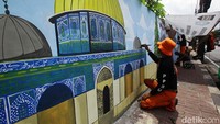 Petugas PPSU juga membuat mural Dome of the Rock pada dinding kosong di kawasan Kebayoran Lama.