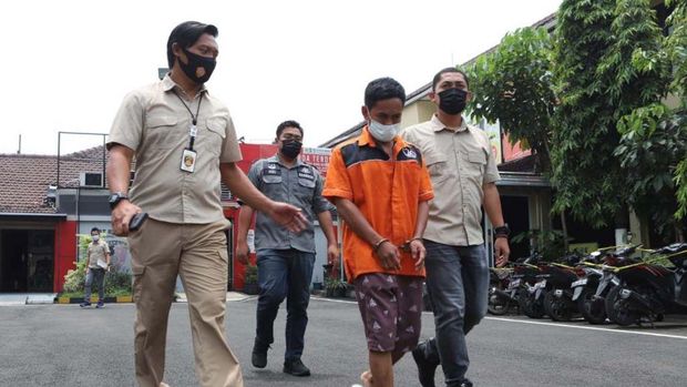 Hasan, pelaku pembunuhan Syaifuddin saat dikeler di Mapolres Pelabuhan Pelabuhan Tanjung Perak Surabaya
