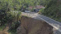 Intensitas curah hujan tinggi di wilayah Kabupaten Ciamis mengakibatkan jalan alternatif yang menghubungkan Ciamis dengan Kabupaten Pangandaran dan Kabupaten Tasikmalaya longsor. 