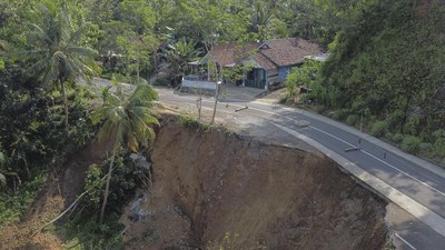 Penampakan Jalan Penghubung Ciamis-Pangandaran Longsor