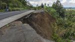 Penampakan Jalan Penghubung Ciamis-Pangandaran Longsor