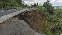 Warga berdiri melihat jalan yang longsor di Desa Neglasari, Kabupaten Ciamis, Jawa Barat, Jumat (25/4/2025).