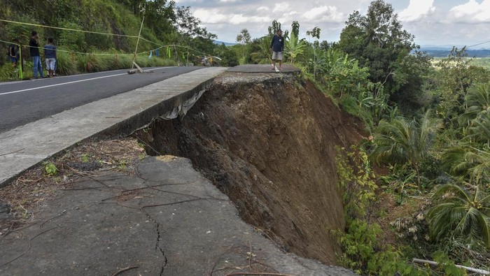 Penampakan Jalan Penghubung Ciamis-Pangandaran Longsor Foto udara jalan longsor di Desa Neglasari, Kabupaten Ciamis, Jawa Barat, Jumat (25/4/2025). Intensitas curah hujan tinggi di wilayah Kabupaten Ciamis mengakibatkan jalan alternatif yang menghubungkan Ciamis dengan Kabupaten Pangandaran dan Kabupaten Tasikmalaya longsor, dan hanya bisa dilalui satu jalur atau buka tutup serta tidak bisa dilewati saat hujan deras. ANTARA FOTO/Adeng Bustomi/nz