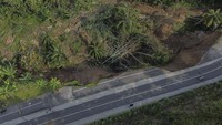 Jalan hanya bisa dilalui satu jalur atau buka tutup serta tidak bisa dilewati saat hujan deras. 