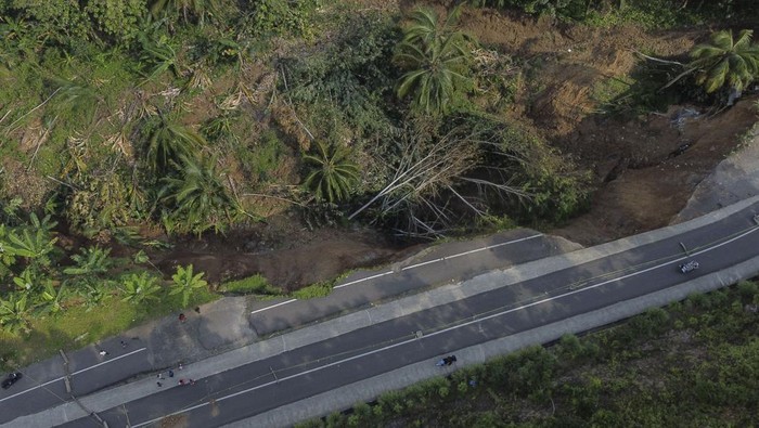 Penampakan Jalan Penghubung Ciamis-Pangandaran Longsor Foto udara jalan longsor di Desa Neglasari, Kabupaten Ciamis, Jawa Barat, Jumat (25/4/2025). Intensitas curah hujan tinggi di wilayah Kabupaten Ciamis mengakibatkan jalan alternatif yang menghubungkan Ciamis dengan Kabupaten Pangandaran dan Kabupaten Tasikmalaya longsor, dan hanya bisa dilalui satu jalur atau buka tutup serta tidak bisa dilewati saat hujan deras. ANTARA FOTO/Adeng Bustomi/nz