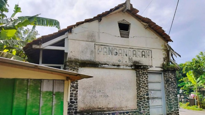 Penampakan Jalur KA di Pangandaran yang Mau Dihidupkan Lagi PT Kereta Api Indonesia (Persero) atau KAI mendukung rencana Pemerintah Provinsi Jawa Barat mereaktivasi sejumlah jalur kereta api non-aktif. Jalur-jalur yang direncanakan untuk diaktifkan kembali meliputi lintas Cipatat-Padalarang, Banjar-Pangandaran, Bandung-Ciwidey, dan jalur antara Garut-Cikajang. Ini penampakan jalur KA-nya.