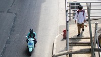 Foto: Pantauan detikcom di lokasi, pagar pengaman di tangga naik JPO tersebut sudah banyak yang copot. Beberapa bagian atap juga sudah lepas. Jembatan tampak berkarat dan kotor dan bagian yang sudah keropos sehingga rawan lepas. (ANTARA FOTO/Fathul Habib Sholeh).