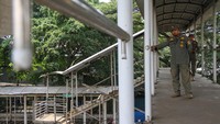 Kondisi jembatan penyeberangan orang (JPO) Tipar Cakung, Jakarta Timur (Jaktim) mengerikan. JPO tak berpagar itu tampak rusak bahkan orang yang melewatinya seperti hendak uji nyali. (Foto: ANTARA FOTO/Fathul Habib Sholeh).