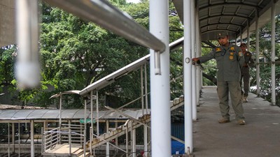 Penampakan Ngeri Kondisi JPO di Cakung Bak Uji Nyali