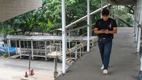 Kondisi JPO Cakung tanpa pagar yang membahayakan pengguna jalan itu pun viral di media sosial. Warga khawatir saat hendak menyeberang JPO apalagi saat gelap malam hari. (Foto: ANTARA FOTO/Fathul Habib Sholeh).