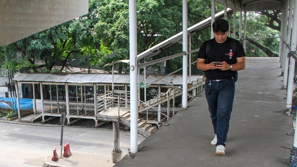 Penampakan JPO Rusak Tanpa Pagar di Cakung