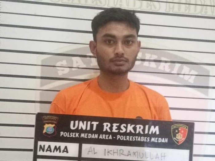 Pelaku Al Ikramullah saat diamankan di kantor polisi.