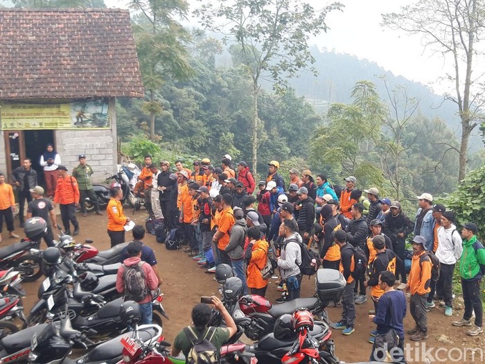 Tim SAR gabungan saat naik ke Merbabu untuk mencari pendaki yang hilang, Sugeng Parwoto, Selasa (22/4/2025).