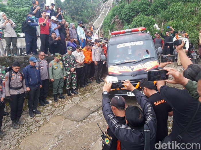 Evakuasi jenazah ASN Dinkes Temanggung yang tewas saat mendaki Gunung Merbabu, Jumat (25/4/2025).