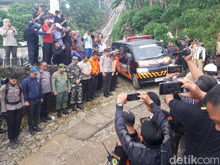 Evakuasi jenazah ASN Dinkes Temanggung yang tewas saat mendaki Gunung Merbabu, Jumat (25/4/2025).