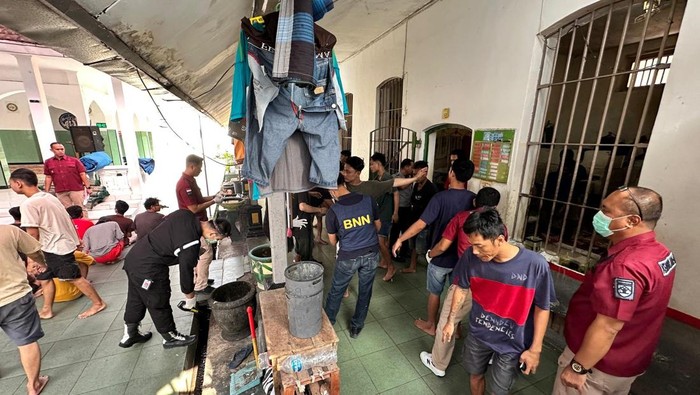 Penggeledahan di Lapas Kelas 2 Kediri Petugas adonan melakukan penggeledahan di Lapas Kelas 2 Kediri