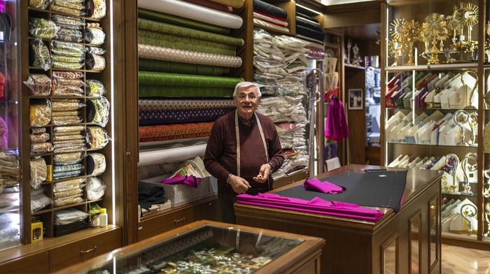 Penjahit Italia Mulai Siapkan Jubah Jelang Pemilihan Paus Baru Italian tailor Raniero Mancinelli, 87, and her daughter Laura Mancinelli, 60, prepare the white fabric to create suits, in three different sizes, to be taken to the Vatican in the hope that it might be worn by the new pope, at their shop in Rome, Thursday April 24, 2025. (AP Photo/Bernat Armangue)