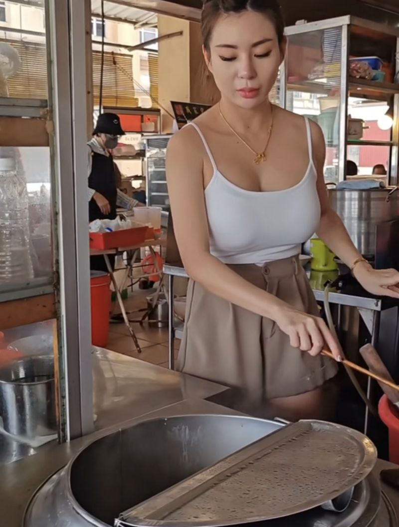 Penjual Mie Cantik Viral Ini Akui Pelanggannya Bertambah