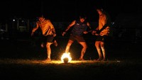 Sejumlah warga bermain sepak sawut atau sepak bola api dalam rangkaian perlombaan Festival Palangka Raya 2025 di halaman kantor BPBD Palangka Raya, Kalimantan Tengah, Kamis (24/4/2025). 
