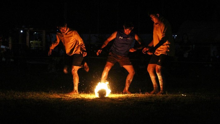 Permainan sepak sawut di Palangka Raya Sejumlah warga bermain sepak sawut atau sepak bola api dalam rangkaian perlombaan Festival Palangka Raya 2025 di halaman kantor BPBD Palangka Raya, Kalimantan Tengah, Kamis (24/4/2025). Permainan bola tradisional yang terbuat dari kelapa dibakar tersebut sebagai upaya melestarikan dan mengenalkan keanekaragaman budaya lokal khas Kalimantan Tengah. ANTARA FOTO/Auliya Rahman/foc.