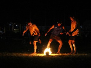 Aneka Permainan Tradisional Suku Dayak: Sepak Bola Api-Menyumpit