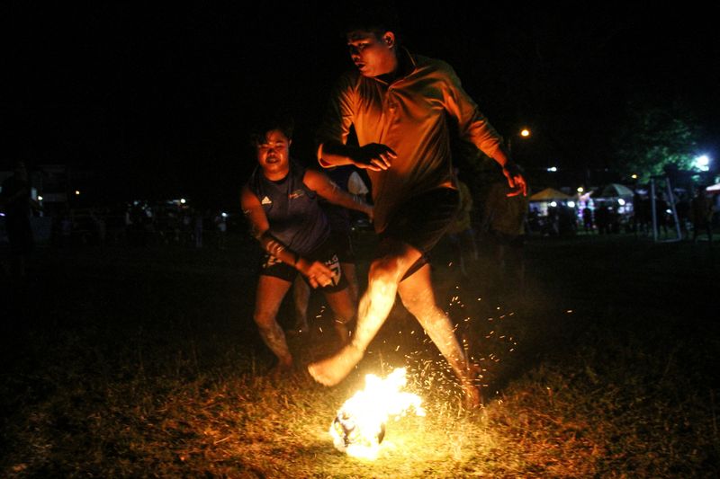 Sejumlah warga bermain sepak sawut atau sepak bola api dalam rangkaian perlombaan Festival Palangka Raya 2025 di halaman kantor BPBD Palangka Raya, Kalimantan Tengah, Kamis (24/4/2025). Permainan bola tradisional yang terbuat dari kelapa dibakar tersebut sebagai upaya melestarikan dan mengenalkan keanekaragaman budaya lokal khas Kalimantan Tengah. ANTARA FOTO/Auliya Rahman/foc.