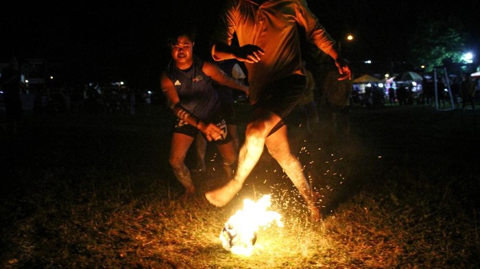Permainan sepak sawut di Palangka Raya Sejumlah warga bermain sepak sawut atau sepak bola api dalam rangkaian perlombaan Festival Palangka Raya 2025 di halaman kantor BPBD Palangka Raya, Kalimantan Tengah, Kamis (24/4/2025). Permainan bola tradisional yang terbuat dari kelapa dibakar tersebut sebagai upaya melestarikan dan mengenalkan keanekaragaman budaya lokal khas Kalimantan Tengah. ANTARA FOTO/Auliya Rahman/foc.