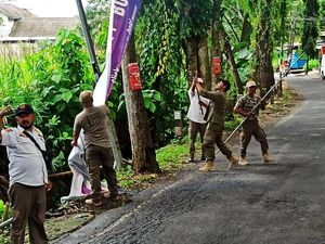 Ribuan Reklame Liar di Kota Batu Ditertibkan