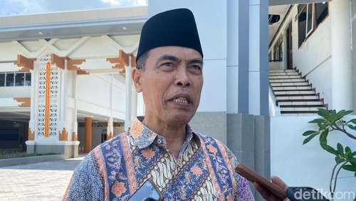 Plt BKD NTB Yusron Hadi saat diwawancarai di Mataram, Jumat (25/4/2025).