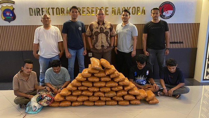 Ditresnarkoba Polda Sumatera Barat menggagalkan peredaran 4 kilogram ganja di Sumatera Barat. Empat orang tersangka ditangkap dalam operasi ini.