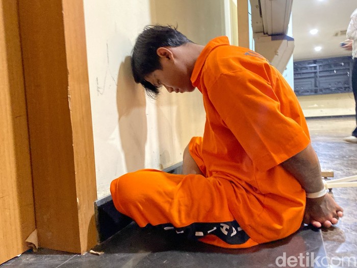 Polisi menangkap Nana alias Ragil (23) yang diduga membunuh Al-Bashar (32), yang jasadnya dibungkus karung dalam got di Batu Ceper, Tangerang, Banten. (Wildan N/detikcom)