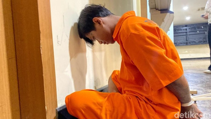 Polisi menangkap Nana alias Ragil (23) yang diduga membunuh Al-Bashar (32), yang jasadnya dibungkus karung dalam got di Batu Ceper, Tangerang, Banten. (Wildan N/detikcom)