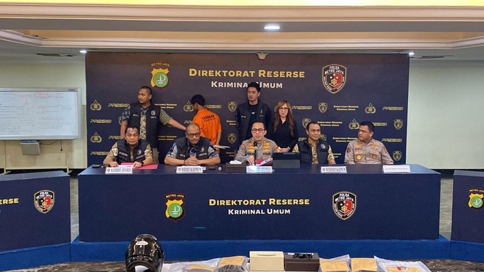 Polisi menangkap Nana alias Ragil (23) yang diduga membunuh Al-Bashar (32), yang jasadnya dibungkus karung dalam got di Batu Ceper, Tangerang, Banten. (Wildan N/detikcom)