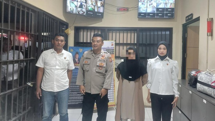 Polisi menangkap wanita muda di Garut gegara penipuan modus arisan online