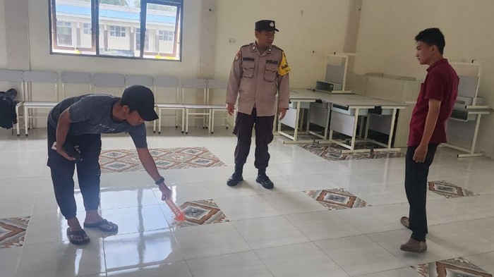 Polisi olah TKP penemuan diduga janin bayi di aula sekolah SMK di Banggai.