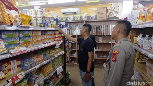 Polisi saat memeriksa lokasi pencurian di toko bahan kue.