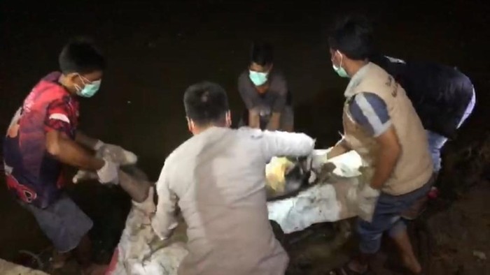 Polisi saat mengevakuasi penemuan mayat pria bertato bunga mawar di Musi Rawas