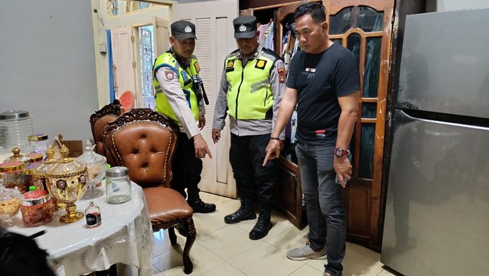 Polisi saat olah TKP penembakan ibu kandung oleh anaknya di OKU Timur.