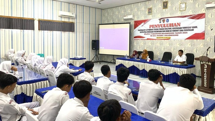 Petugas Satuan Reserse Kriminal Polres Bojonegoro menggelar penyuluhan anti-bullying di SMAN 1