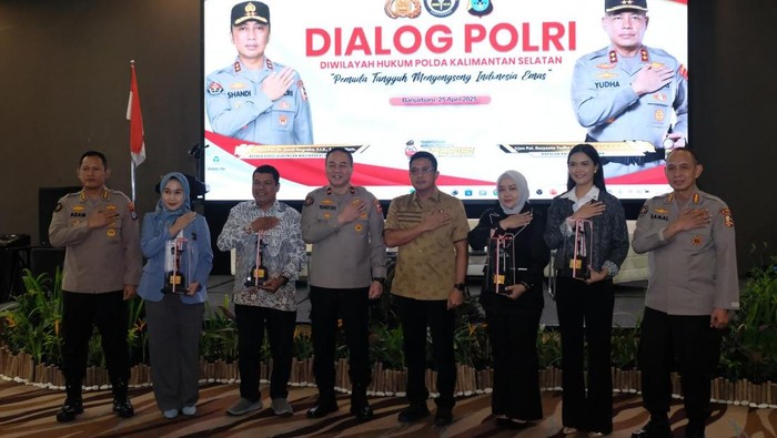 Karo Penmas Divisi Humas Polri, Brigjen Pol Trunoyudho Wisnu Andiko bersama sederet narasumber dalam diskusi bersama pemuda.