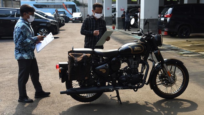 Potret Moge RK yang Disita Dibawa ke Rupbasan KPK Refleksi petugas KPK menunjukkan motor Royal Enfield sitaan milik mantan Gubernur Jawa Barat Ridwan Kamil di Rumah Penyimpanan Benda Sitaan dan Barang Rampasan (Rupbasan) KPK, Cawang, Jakarta, Jumat (25/4/2025). Motor Royal Enfield tipe Classic 500 Limited Edition milik Ridwan Kamil tersebut merupakan salah satu dari 26 kendaraan yang disita KPK terkait kasus dugaan korupsi pengadaan iklan di Bank Pembangunan Daerah Jawa Barat dan Banten (Bank BJB) yang menyebabkan kerugian negara mencapai Rp222 miliar. ANTARA FOTO/Indrianto Eko Suwarso/Spt.
