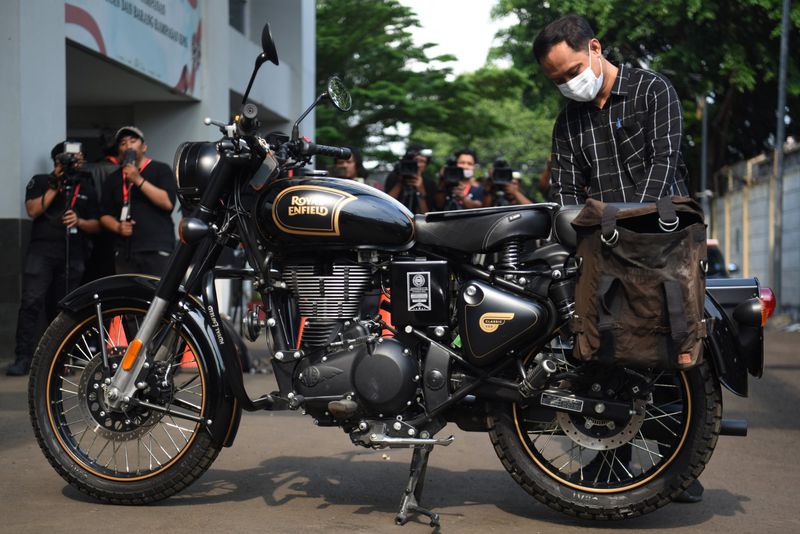 Refleksi petugas KPK menunjukkan motor Royal Enfield sitaan milik mantan Gubernur Jawa Barat Ridwan Kamil di Rumah Penyimpanan Benda Sitaan dan Barang Rampasan (Rupbasan) KPK, Cawang, Jakarta, Jumat (25/4/2025). Motor Royal Enfield tipe Classic 500 Limited Edition milik Ridwan Kamil tersebut merupakan salah satu dari 26 kendaraan yang disita KPK terkait kasus dugaan korupsi pengadaan iklan di Bank Pembangunan Daerah Jawa Barat dan Banten (Bank BJB) yang menyebabkan kerugian negara mencapai Rp222 miliar. ANTARA FOTO/Indrianto Eko Suwarso/Spt.
