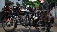 Pemindahan motor merek Royal Enfield tersebut dilakukan hari ini.