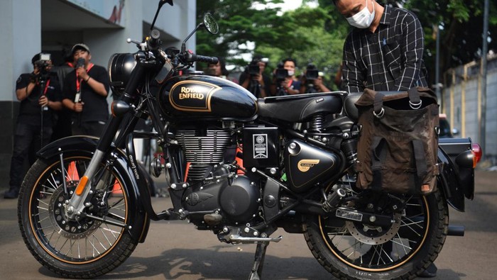 Refleksi petugas KPK menunjukkan motor Royal Enfield sitaan milik mantan Gubernur Jawa Barat Ridwan Kamil di Rumah Penyimpanan Benda Sitaan dan Barang Rampasan (Rupbasan) KPK, Cawang, Jakarta, Jumat (25/4/2025). Motor Royal Enfield tipe Classic 500 Limited Edition milik Ridwan Kamil tersebut merupakan salah satu dari 26 kendaraan yang disita KPK terkait kasus dugaan korupsi pengadaan iklan di Bank Pembangunan Daerah Jawa Barat dan Banten (Bank BJB) yang menyebabkan kerugian negara mencapai Rp222 miliar. ANTARA FOTO/Indrianto Eko Suwarso/Spt.
