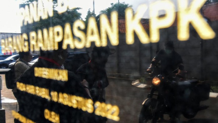 Potret Moge RK yang Disita Dibawa ke Rupbasan KPK Refleksi petugas KPK menunjukkan motor Royal Enfield sitaan milik mantan Gubernur Jawa Barat Ridwan Kamil di Rumah Penyimpanan Benda Sitaan dan Barang Rampasan (Rupbasan) KPK, Cawang, Jakarta, Jumat (25/4/2025). Motor Royal Enfield tipe Classic 500 Limited Edition milik Ridwan Kamil tersebut merupakan salah satu dari 26 kendaraan yang disita KPK terkait kasus dugaan korupsi pengadaan iklan di Bank Pembangunan Daerah Jawa Barat dan Banten (Bank BJB) yang menyebabkan kerugian negara mencapai Rp222 miliar. ANTARA FOTO/Indrianto Eko Suwarso/Spt.