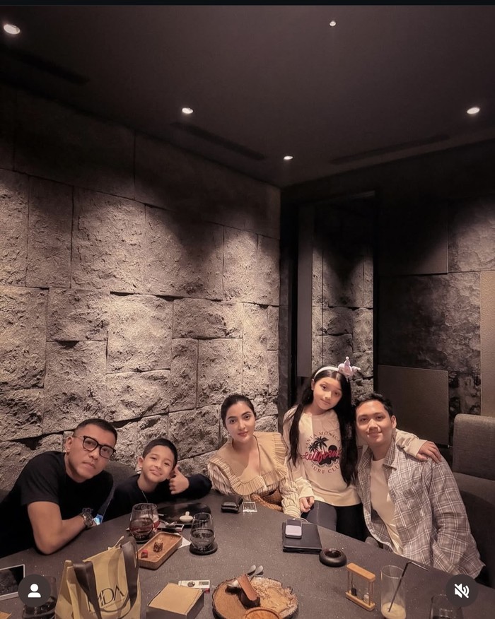Potret Seru Ashanty Makan Bareng Keluarga hingga Geng Cendol Potret Seru Ashanty Makan Bareng Keluarga hingga Geng Cendol
