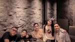 Potret Seru Ashanty Makan Bareng Keluarga hingga Geng Cendol