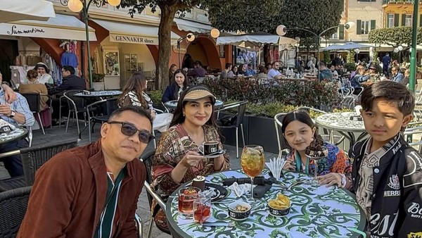 Potret Seru Ashanty Makan Bareng Keluarga hingga Geng Cendol