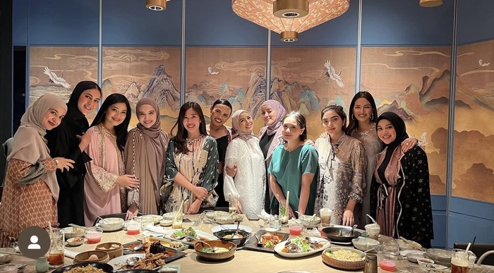 Potret Seru Ashanty Makan Bareng Keluarga hingga Geng Cendol Potret Seru Ashanty Makan Bareng Keluarga hingga Geng Cendol