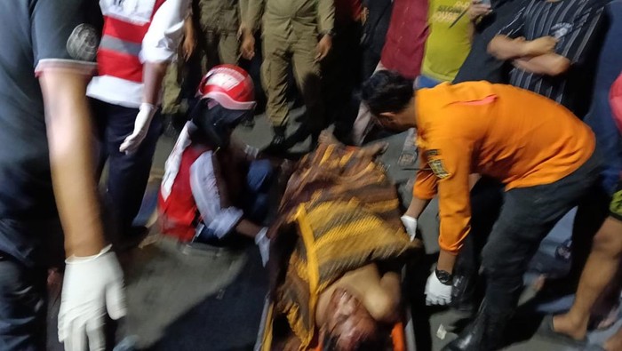 Pria di Surabaya yang babak belur dihajar massa diduga hendak mencuri kotak amal.